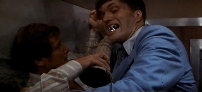 Roger Moore i Richard Kiel w filmie "Szpieg, który mnie kochał"