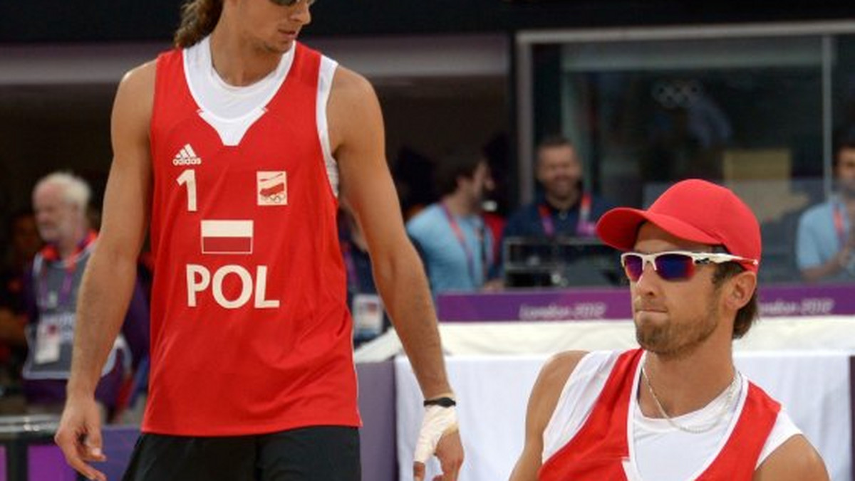 Grzegorz Fijałek i Mariusz Prudel nie zdołali awansować do półfinału turnieju siatkówki plażowej na igrzyskach olimpijskich w Londynie. Polacy w ćwierćfinale ulegli chyba najlepszej parze świata Brazylijczykom Alisonowi i Emanuelowi 1:2 (17:21, 21:16, 15:17).