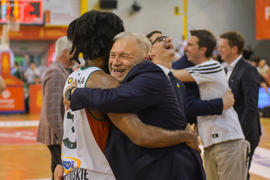 Robert Chabelski i Robert Johnson świętują awans do finału EBL