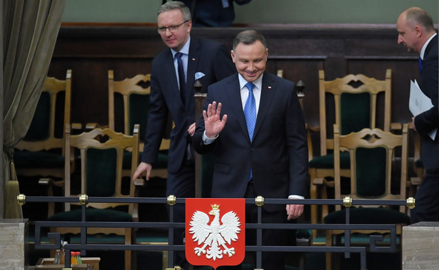 Warszawa, 04.06.2020. Prezydent RP Andrzej Duda (C), sekretarz stanu w Kancelarii Prezydenta RP Wojciech Kolarski (P) i szef Gabinetu Prezydenta RP Krzysztof Szczerski (L) na sali plenarnej Sejmu, 4. bm. W dniu dzisiejszym został zmieniony porządek obrad ponieważ do Sejmu wpłyną wniosek o wotum zaufania dla rządu. Przewidziane jest wystąpienie prezydenta. (aldg) PAP/Radek Pietruszka