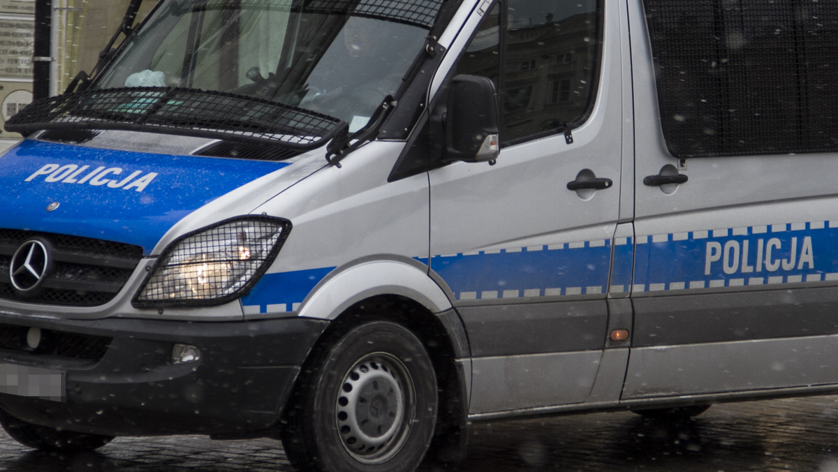 Czterech nastolatków podczas napadu na terenie jednej z firm w Wałbrzychu, sterroryzowało pracownika ochrony, przykładając mu nóż do szyi. Łupem młodocianych przestępców padły m.in. telefon i CB radio. Teraz o ich dalszym losie zdecyduje sąd.