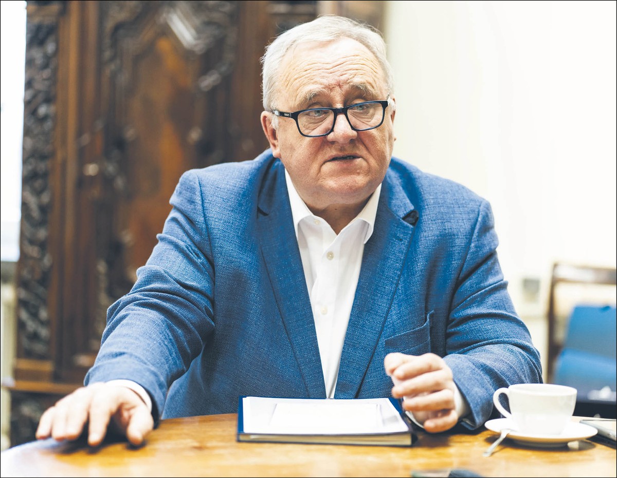 Bogusław Pacek, gen. dyw. (w stanie spoczynku), prof. Instytutu Bliskiego i Dalekiego Wschodu Uniwersytetu Jagiellońskiego, dr h.c. Uniwersytetu Sił Powietrznych oraz Uniwersytetu Obrony Narodowej Ukrainy. Absolwent studiów humanistycznych na Uniwersytecie Gdańskim
