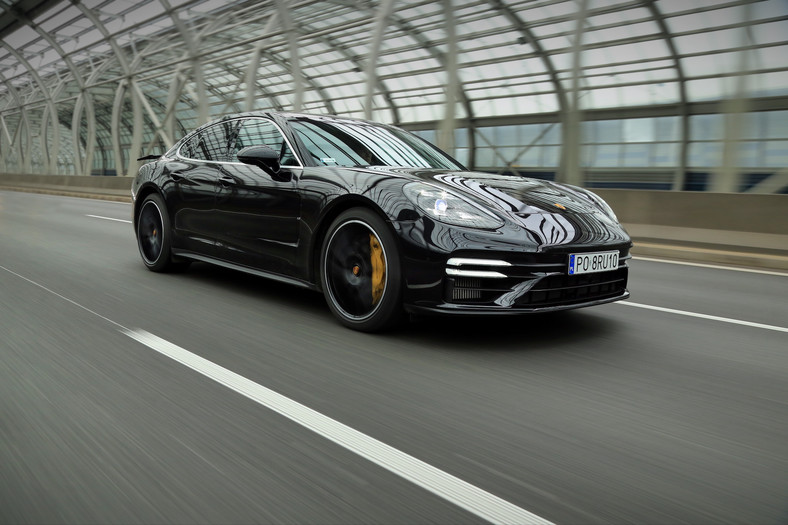 Porsche Panamera Turbo S limuzyna, która jest sportowym