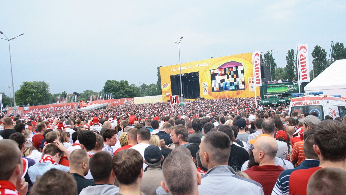 W związku z Mistrzostwami Europy w piłce nożnej Gdańsk jako miasto - gospodarz musiał zostać przystrojony we flagi, bannery, plakaty, sitodruki i wiele innych dekoracji, które upiększały wizerunek miasta. Euro już się skończyło, ale porządki nadal trwają. Jak się okazało "eurodekoracje" to łakomy kąsek dla koneserów pamiątek. Kibice szczególnie upodobali sobie wywieszone w mieście flagi narodowe uczestników Euro, ponieważ z 3000 z powrotem wróciło tylko 1800!