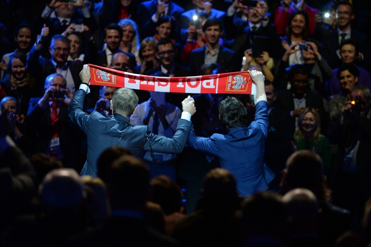 Donald Tusk i Ewa Kopacz z szalikiem