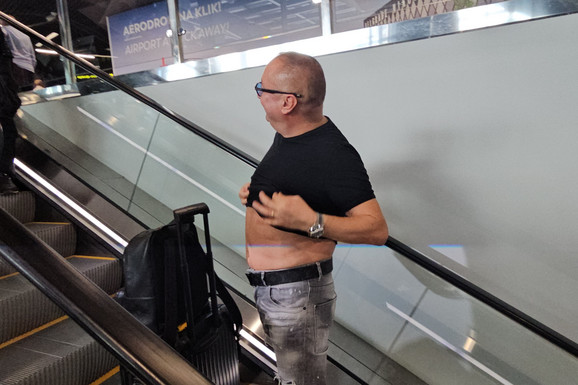 ĐANI SE PREPOLOVIO Pevač drastično smršao, podigao majicu i pokazao stomak (VIDEO)