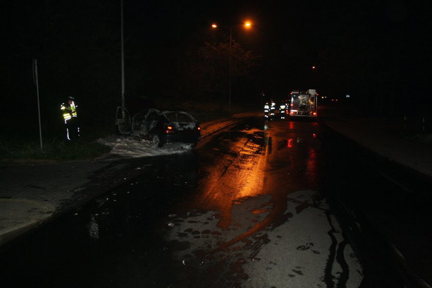 Spalone auto na Łowickiej