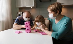 Psycholog: Pandemia wymusza bycie razem i zauważenie, że jesteśmy częścią wspólnoty