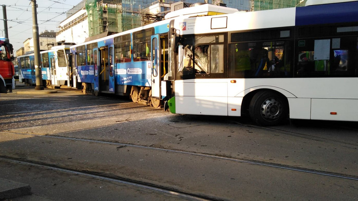 Do wypadku doszło przed godziną siódmą. Na Bramie Portowej w samym centrum Szczecina czołowo zderzyły się dwa pojazdy komunikacji miejskiej: autobus i tramwaj. Jedenaście osób zostało rannych.