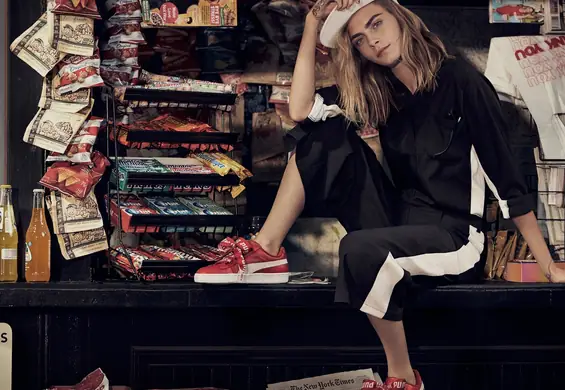 Cara Delevingne promuje nowe Baskety Pumy… w kiosku. Wypadło dokładnie tak, jak myślicie