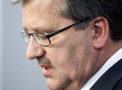 Czy nowe okulary pomogą Komorowskiemu?