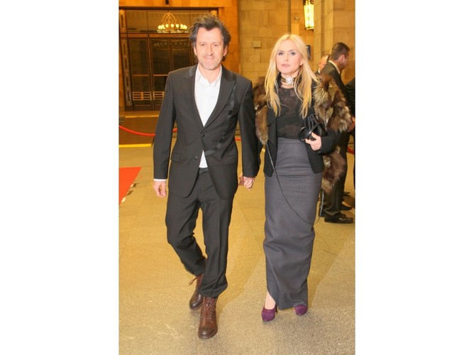 Goście na pokazie kolekcji La Mania 4 Elements: Monika Olejnik z partnerem.