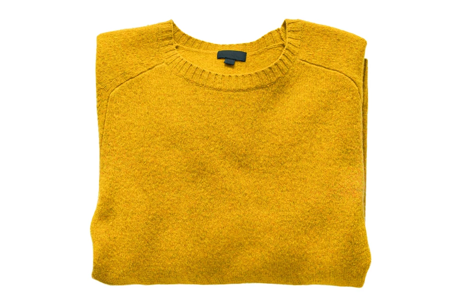 Sweter z jakościowej tkaniny – obowiązkowy element garderoby w stylu quiet luxury.