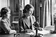 Księżniczki Elżbieta (z prawej) i Małgorzata w czasie transmisji radiowej z pałacu Buckingham, 1940 r.