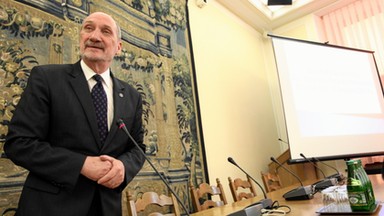 Macierewicz: niech rodziny ofiar uczestniczą w pobraniu próbek z wraku