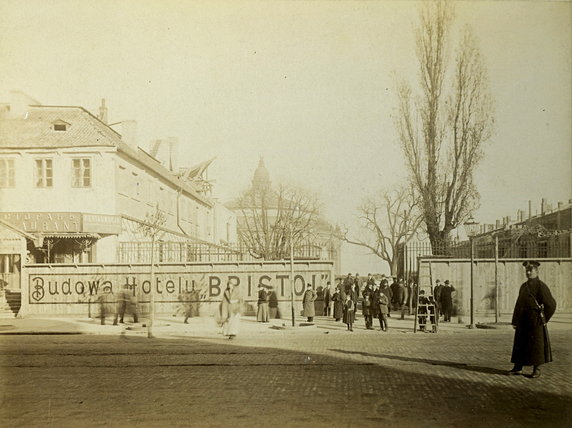 1899 rok, przyszła budowa hotelu Bristol. W tle widoczna Rotunda z "Golgotą" Jana Styki. Źródło: NAC