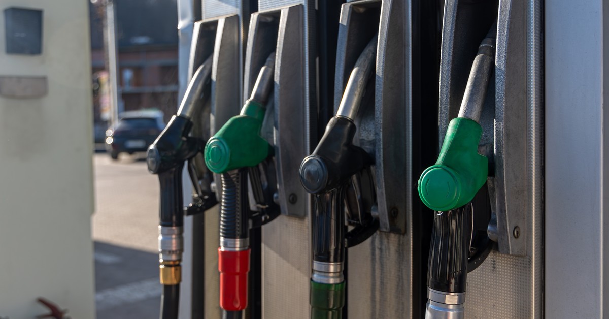 Nowe przepisy o cenach paliw wchodzą w życie od niedzieli. Będzie cena maksymalna i niższa akcyza