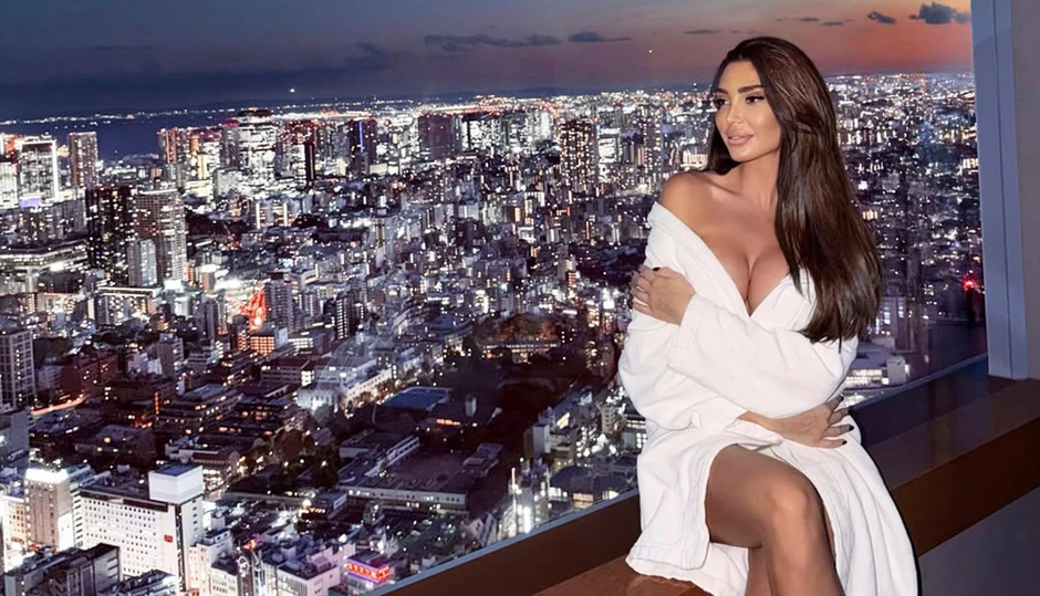 Ona važi za najpoželjniju ženu pevača: Slikala se samo u bademantilu, a silikoni samo što ne puknu