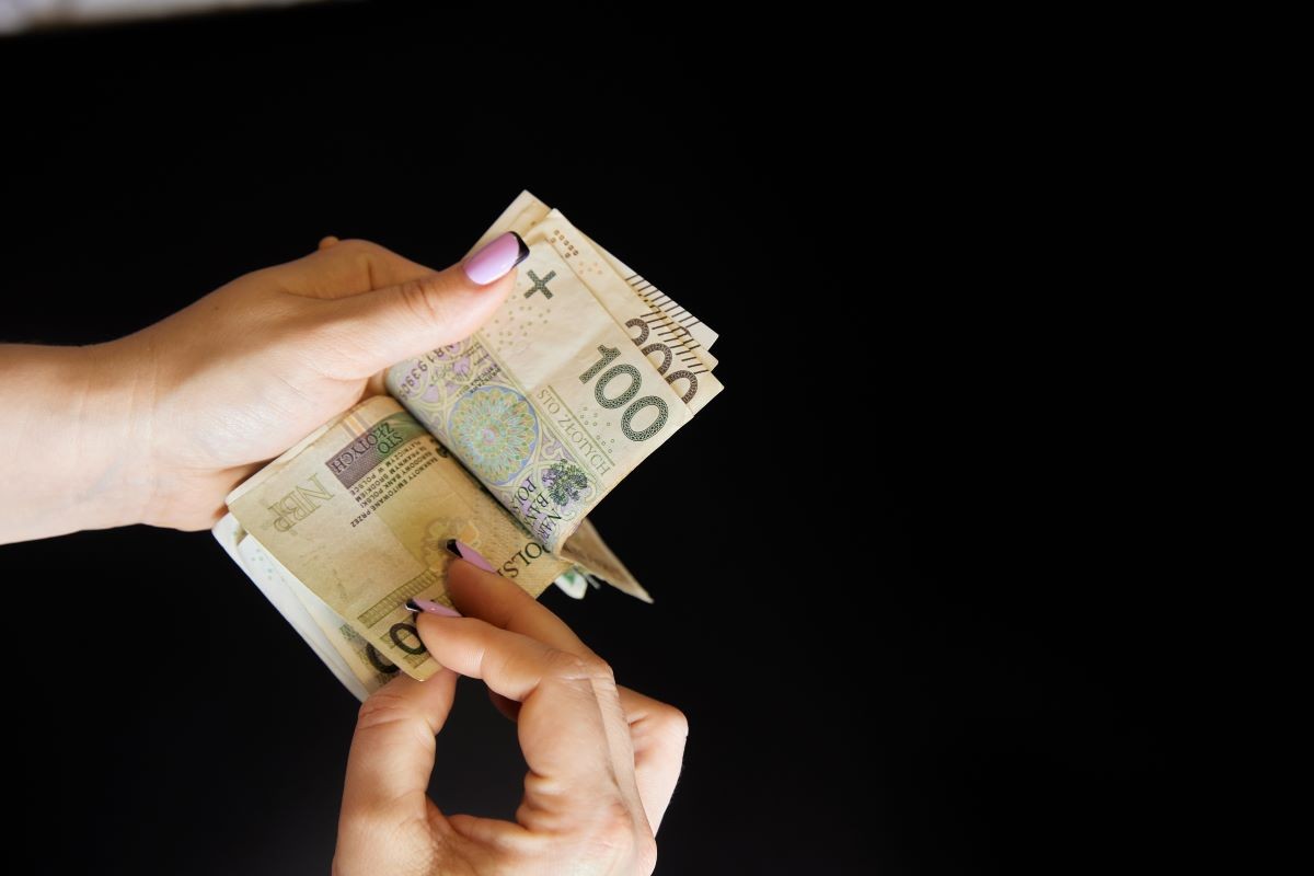 Nowy program rządu: Państwo zapłaci do 8000 zł za zatrudnienie opiekuna. I da dotację do 300 000 zł (wnioski do 31 sierpnia)