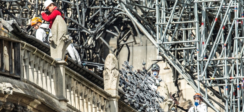 Zawodowi wspinacze górscy zabezpieczają katedrę Notre Dame