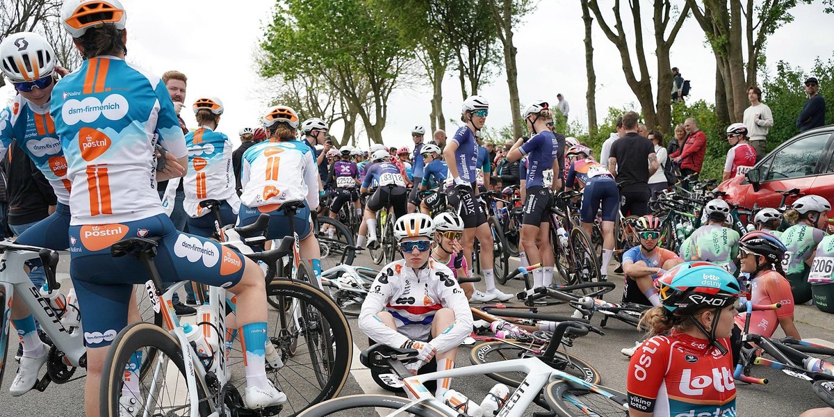 Wypadek na wyścigu Amstel Gold Race. 