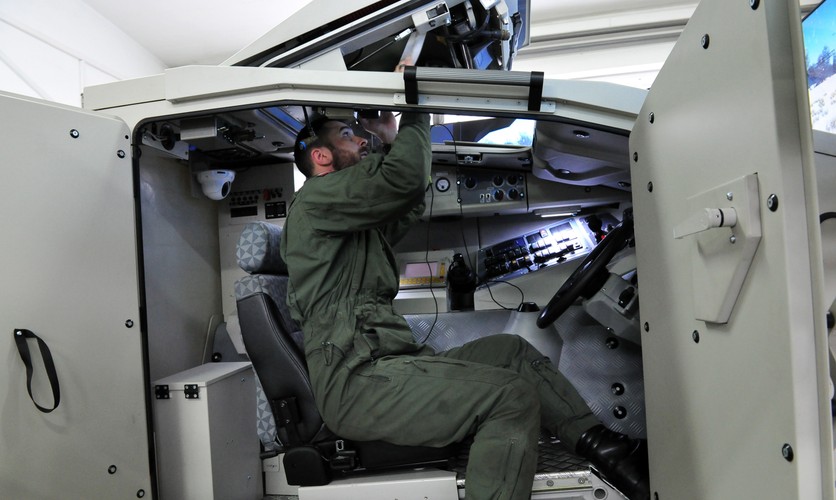 Poza szkoleniem jazdy Rosomakiem Jaskier może także zasymulować sytuację alarmową dotyczącą eksploatacji sprzętu, co podczas szkolenia na prawdziwych transporterach jest niemożliwe. No chyba, że coś się naprawdę zepsuje. <br><br> fot. (zuz) PAP/Marcin Bielecki