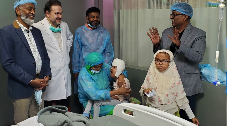 Az ikerkislányok és szüleik Dr Salek bangladesi idegsebésszel, a katonai kórház parancsnokával, Tafik Parancsnok Úrral és Pataki doktorral