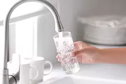 Martwisz się o jakość wody w kranie? Te urządzenia ją oczyszczą i poprawią smak