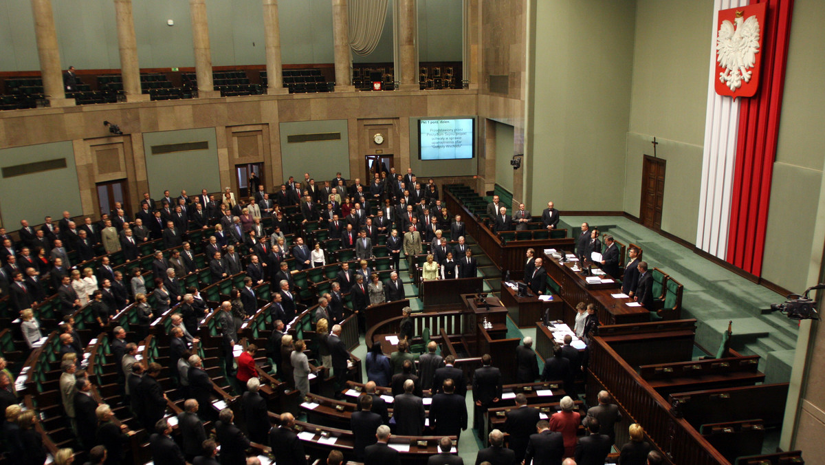Sejm nie zgodził się na odrzucenie w pierwszym czytaniu przygotowanego przez PO projektu zmian w konstytucji. O odrzucenie wnioskował klub PiS, opowiadał się za tym również koalicyjny PSL.