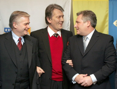 UKRAINE-POLAND-VOTE-MEDIATORS-YUSHCHENKO-KWASNIEWSKI-CIMOSZEWICZ