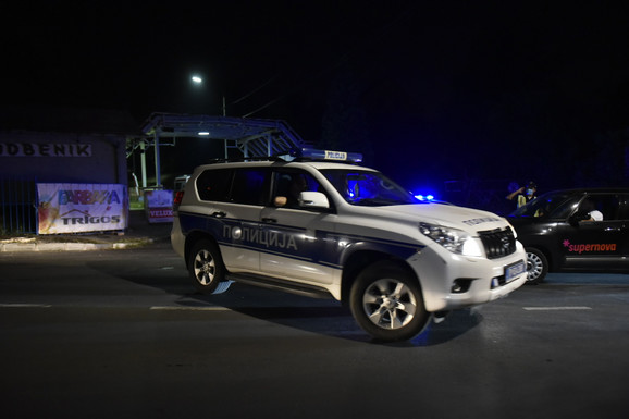 Nekoliko lica uhapšeno u centru Beograda: Policija ih opkolila i stavila im lisice na ruke (VIDEO)