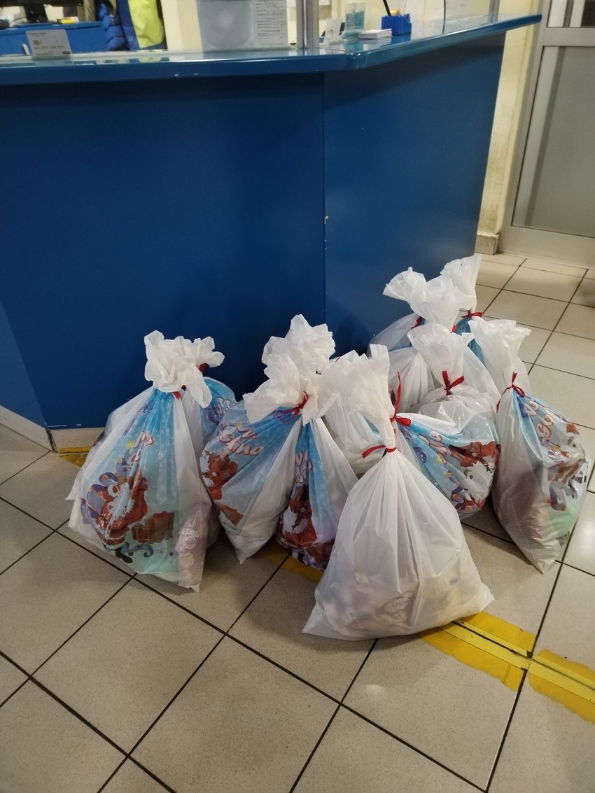 Aleksa doneo paketiće deci sa Instituta za majku i dete