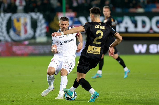 Zawodnik Górnika Zabrze Lukas Podolski (L) i Dominick Zator (P) z Korony Kielce w meczu 21. kolejki piłkarskiej Ekstraklasy