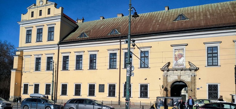 Demonstracje w Krakowie. Pod kurią spotkali się zwolennicy i przeciwnicy abp. Jędraszewskiego
