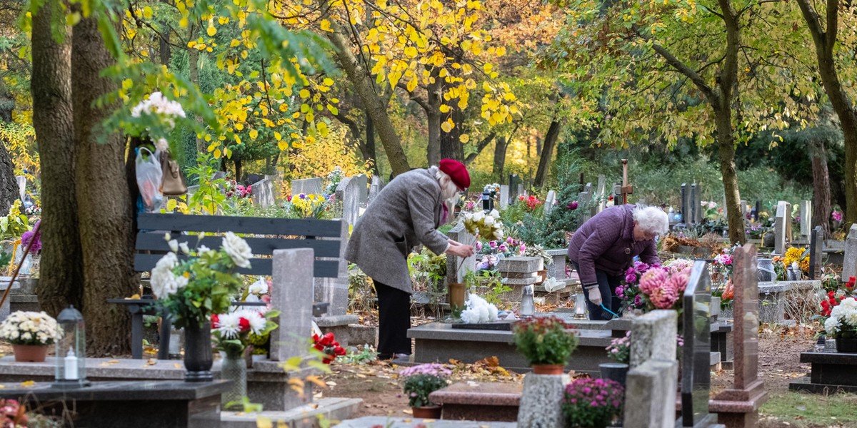 Okradają groby na potęgę. Jak ochronić się przed cmentarnymi złodziejami? Jest banalny sposób.