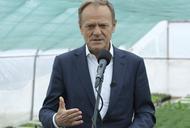 Donald Tusk podczas konferencji prasowej we wsi Korczyna. 25.04.2022 r.