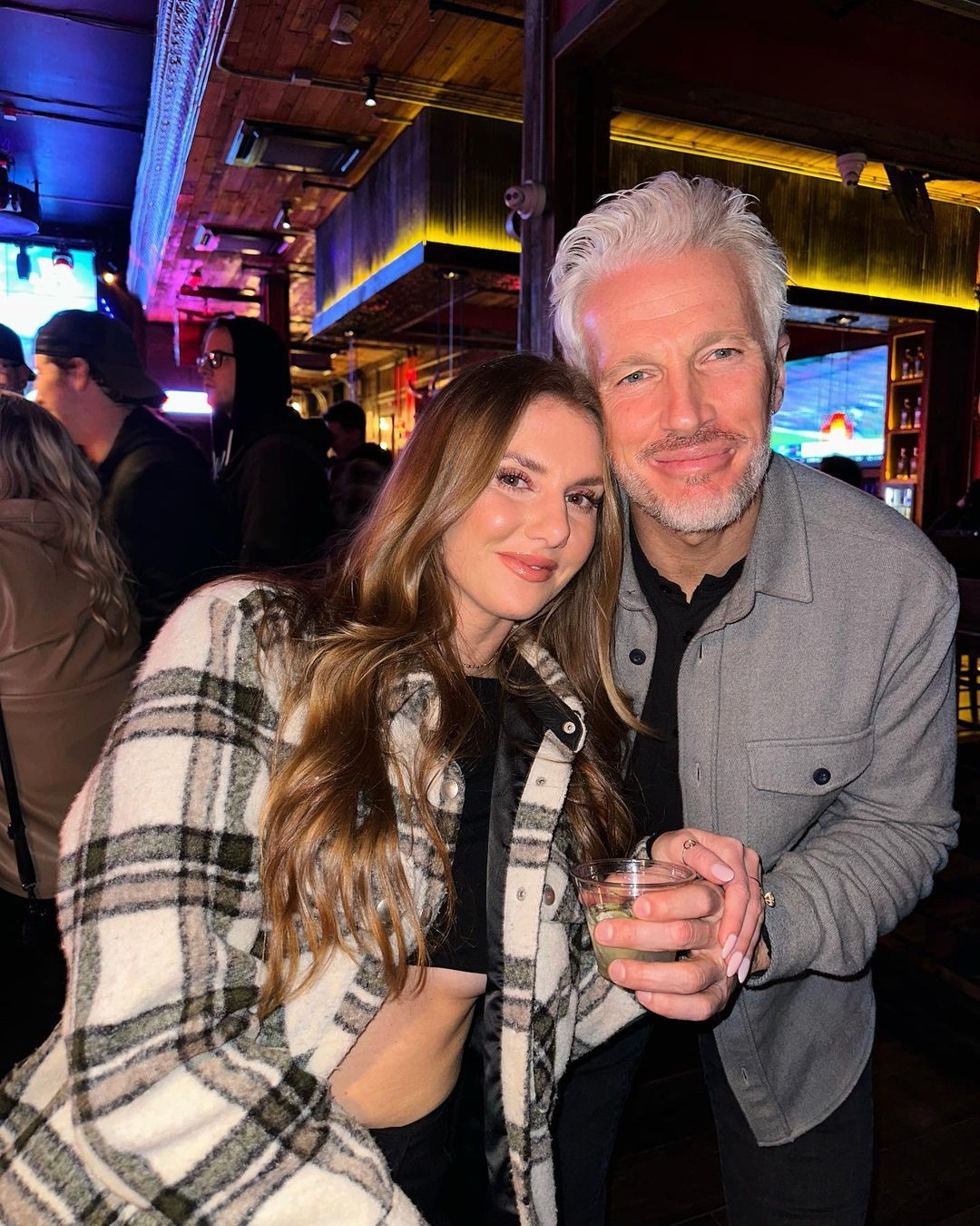 Vzťah Emily (27) a Michaela (46) je terčom neprajníkov.