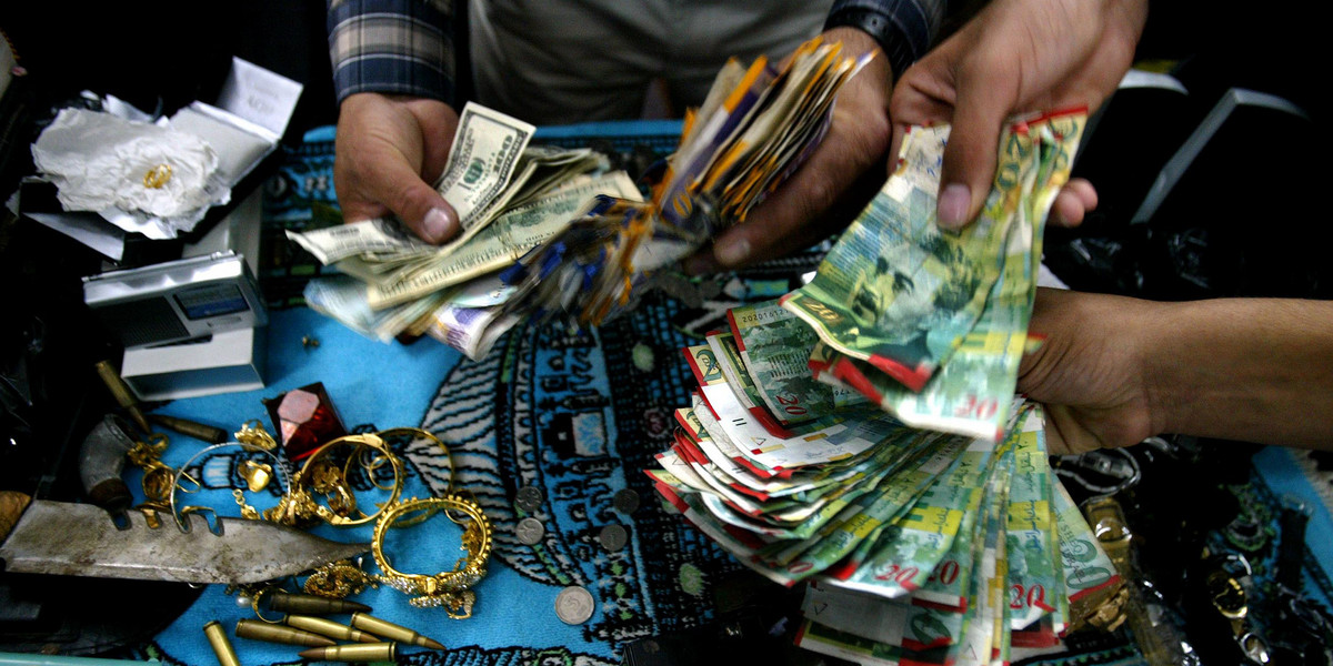 Aktywiści Hamasu otrzymują od Palestyńczyków złoto i pieniądze podczas kampanii zbierania datków na rzecz organizacji. Zdjęcie z 9 kwietnia.
