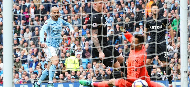 Fabiański aż pięć razy wyjmował piłkę z siatki. Manchester City zdemolował Swansea
