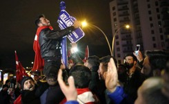 'Niedopuszczalne zachowanie'. Turecki premier zapowiada ostre środki odwetowe wobec Holandii