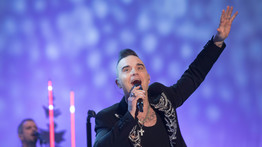 Hűha! Egy szál fecskében villantott Robbie Williams – fotó