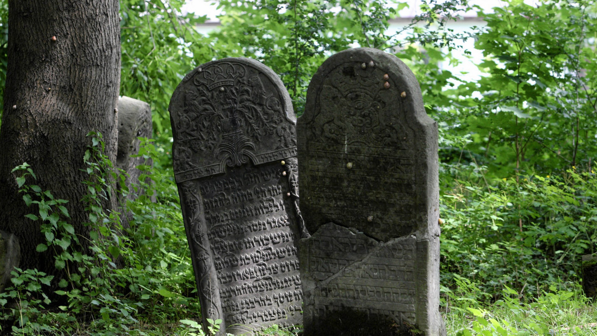Od kilku lat na Lubelszczyźnie systematycznie prowadzone są prace renowacyjne cmentarzy żydowskich. W tych miejscowościach regionu, gdzie przed wojną mieszkali Żydzi, kirkuty są porządkowane, ogradzane, stawiane są pomniki i pamiątkowe tablice.