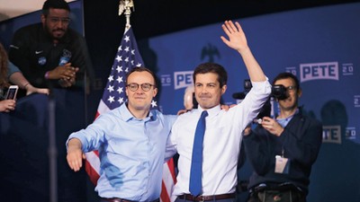 Pete Buttigieg (z prawej) i jego partner Chasten Glezman