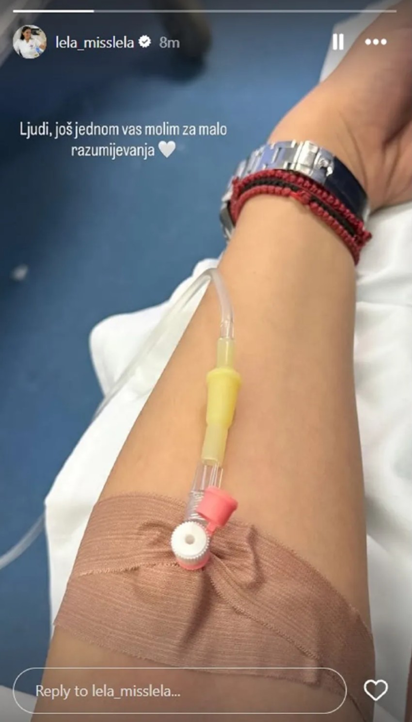 Slobina žena priključena na infuziju