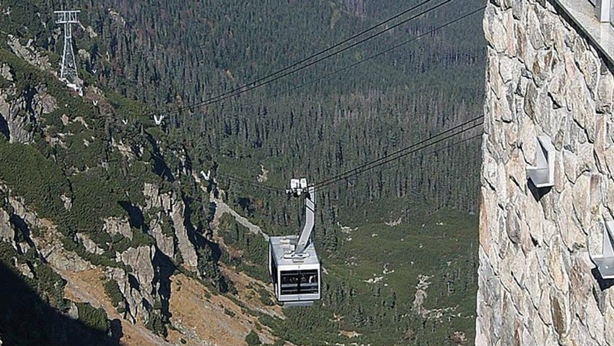 Kolejka na Kasprowy Wierch sprzedana spółce powołanej przez podhalańskie gminy. Zakopane liczy na rozwój nowoczesnej turystyki. Tatrzański Park Narodowy studzi emocje - informuje "Gazeta Wyborcza".