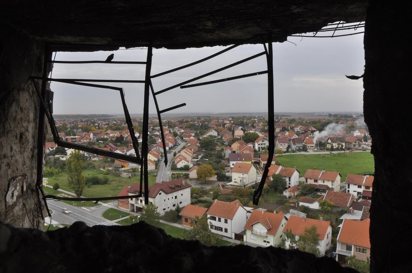 Pogled kroz ruševine kojih još ima u gradu