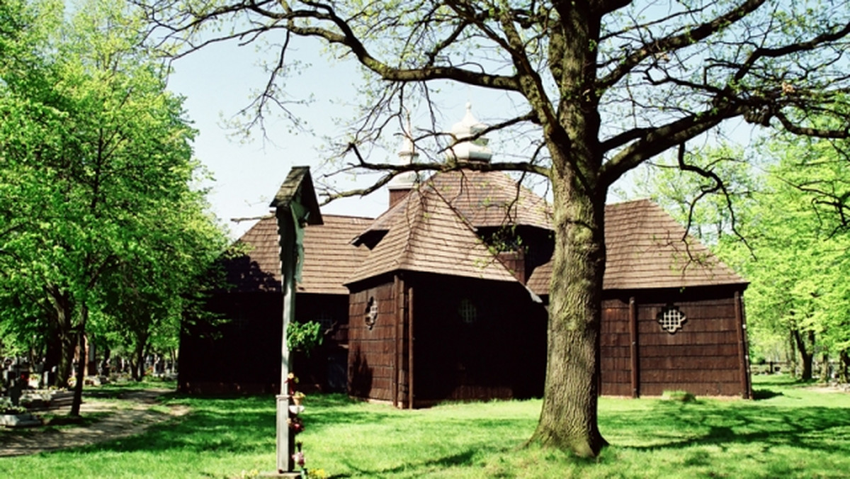 Drewnianych kościołów na Opolszczyźnie jest blisko 70. Pochodzą w większości z XVII-XVIII wieku. Niewielkie, z pociemniałymi już ze starości ścianami, stały się charakterystycznym elementem opolskiego krajobrazu i jedną z turystycznych atrakcji regionu.