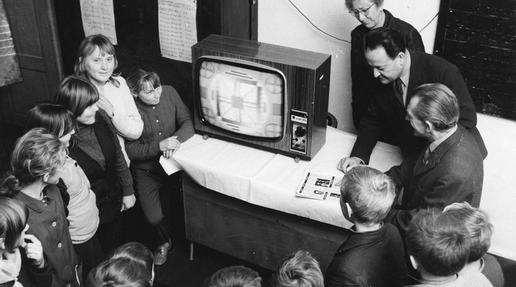 A "TV-t minden iskolának!" nevű akció keretében a hatvanas években az iskolák is kaptak készüléket - Itt a Dunai Vasmű munkásai adják át a tévét egy Bács-Kiskun megyei tanyai iskolában / Fotó: Fortepan/Rádió- és Televízió Újság