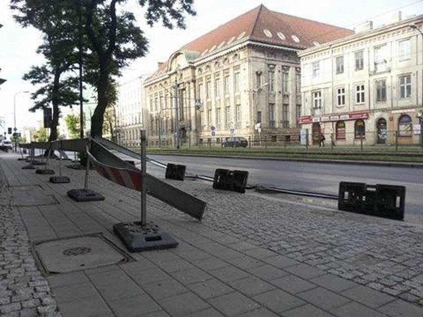 Barierki blokują chodniki w centrum Łodzi bo sypią się kamienice 