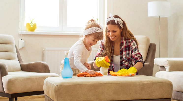 Fontos, hogy a gyerekeket is vonjuk bele a takarítási műveletekbe, hogy mielőbb megtanulják Fotó: Shutterstock